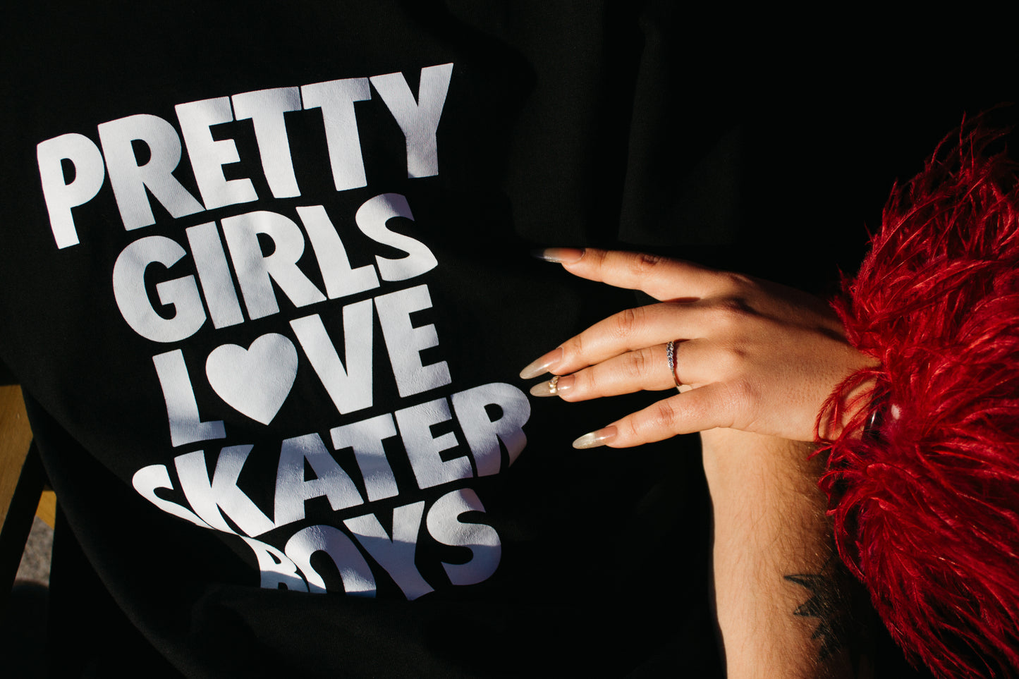 PRETTY GIRLS LOVE SKATER BOYS T-SHIRT